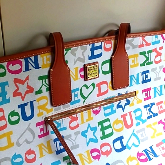 🎁 NEW Dooney & Burke Rainbow Design Large Travel Bag Tote/ Dust Cover - Picture 4 of 13